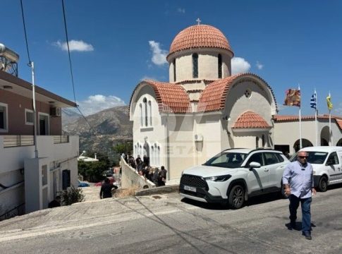 Κρήτη: Ανείπωτος πόνος στο τελευταίο αντίο στον 25χρονο πυροσβέστη που έχασε τη ζωή του στη φωτιά του Ρεθύμνου