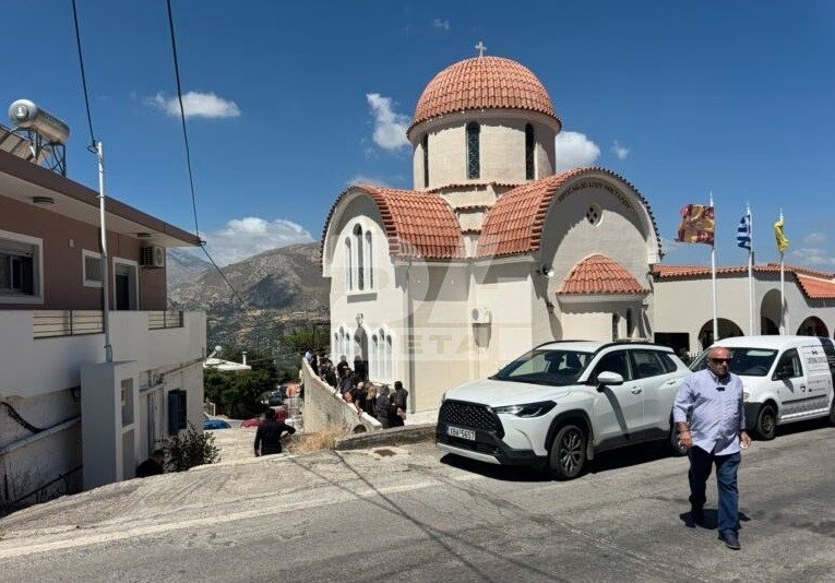Κρήτη: Ανείπωτος πόνος στο τελευταίο αντίο στον 25χρονο πυροσβέστη που έχασε τη ζωή του στη φωτιά του Ρεθύμνου
