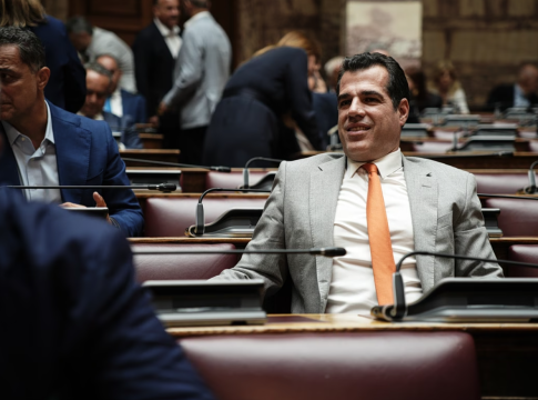 Γραφειοκρατικό μπλόκο στις αιτήσεις για Άσυλο, στραβά μάτια από την Κομισιόν για το δόγμα Πλεύρη