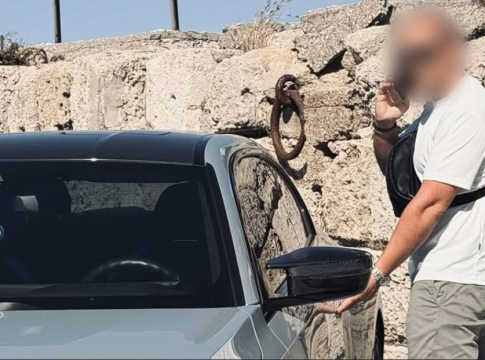 Στο εδώλιο ο οδηγός της μοιραίας BMW στη Ρόδο για την απόπειρα καταστροφής του ηλεκτρονικού καταγραφέα