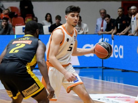 Ποιος είναι ο Έλληνας γκαρντ που κοιτάζει σοβαρά ο Ολυμπιακός (vids)