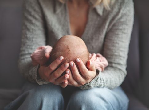 Τι αλλάζει στην άδεια μητρότητας – Οι δικαιούχοι και η διαδικασία