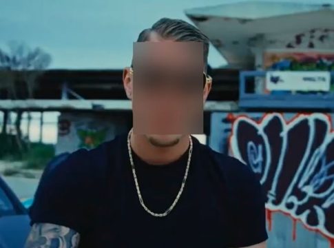 Γνωστός τράπερ συνελήφθη στον Ωρωπό – Είχε οπλισμένο πιστόλι με πέντε σφαίρες