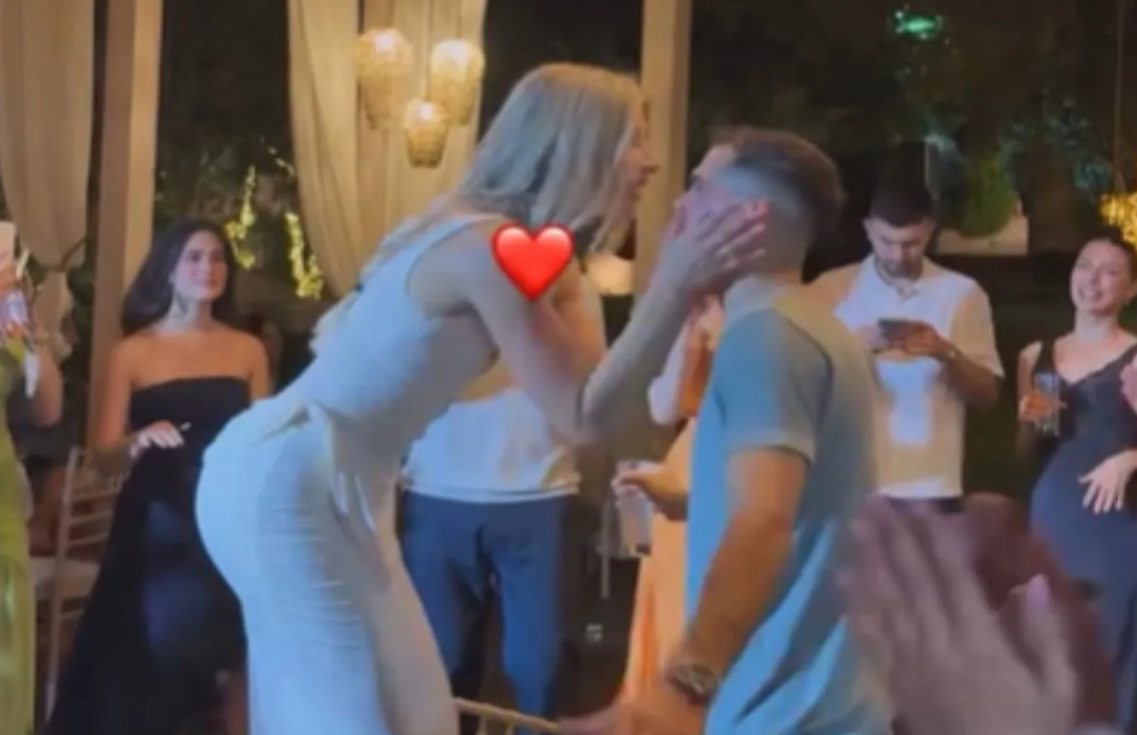 Τολιόπουλος και Χατζηπαρασίδου χόρεψαν «πότε Βούδας, πότε Κούδας» στη βάφτιση του γιου τους (vid)