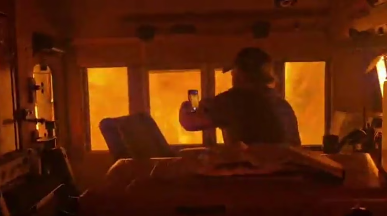 Η τρομακτική στιγμή που τρένο περικυκλώνεται από τη φωτιά που κατακαίει το Οντάριο του Καναδά (vid)