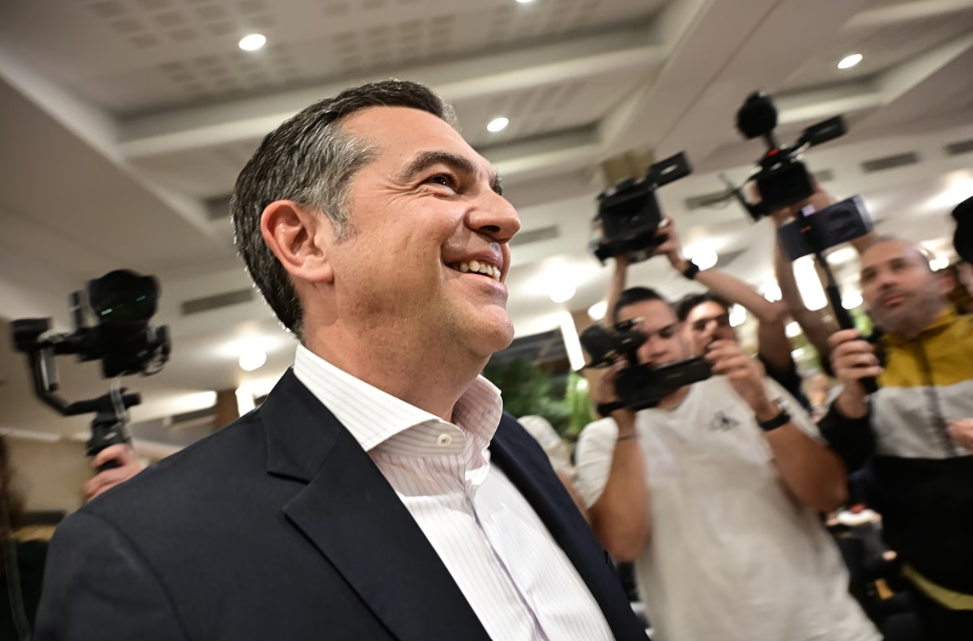 Τσίπρας: Αλλάζουμε τον τρόπο που κάνουμε πολιτική – Το backstage πριν τη συζήτηση με τα μέλη της ΕΛΑΣ