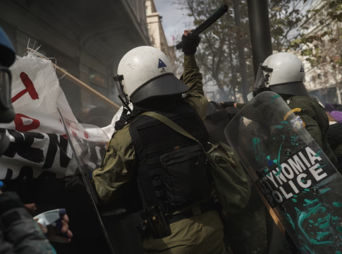 Βία και αυθαιρεσία με προβληματικές πειθαρχικές έρευνες στα σώματα ασφαλείας – Νέα έκθεση του Συνηγόρου του Πολίτη