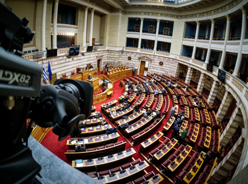 Συνταγματική αναθεώρηση: Γκρίνια των βουλευτών της ΝΔ για το ασυμβίβαστο υπουργού-βουλευτή