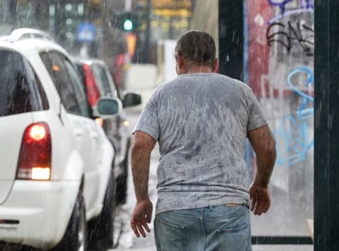 Καιρός: Βουτιά του υδράργυρου τις επόμενες ώρες – Από τον καύσωνα στα έντονα καιρικά φαινόμενα