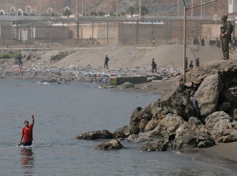 Έκτακτη σύνοδος στην ΕΕ για την κρίση στη Θέουτα – Πλωτό φράγμα εγκαθιστά η Ισπανία