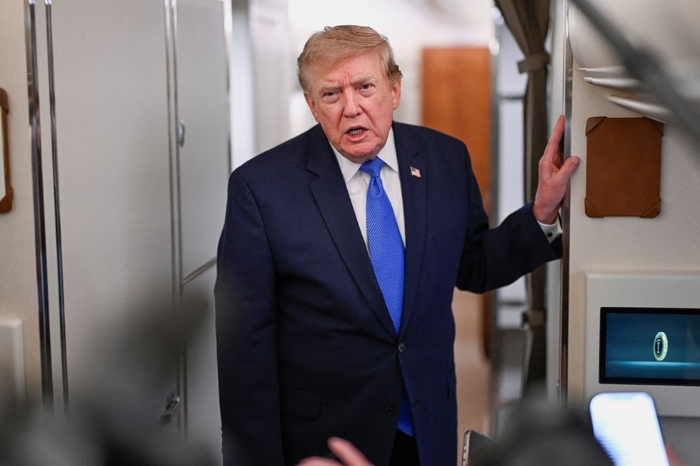 Ολική επαναφορά Τραμπ στις απειλές: «Το Ιράν μπορεί να επιλέξει μεταξύ συμφωνίας και ολοκληρωτικής παράδοσης»
