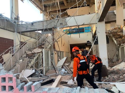 Σοβαρές καταστροφές από τα 7,7 Ρίχτερ στην Ινδονησία (εικόνες – βίντεο)