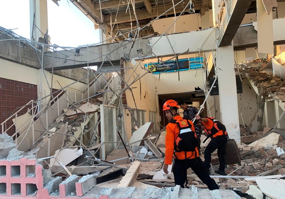 Σοβαρές καταστροφές από τα 7,7 Ρίχτερ στην Ινδονησία (εικόνες – βίντεο)