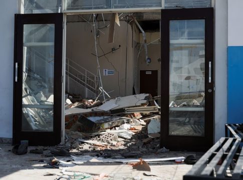 Ινδονησία: Στους 51 οι νεκροί, πάνω από 5.000 οι άστεγοι από τον σεισμό των 7,7 Ρίχτερ – 342 μετασεισμοί