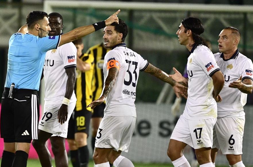 Οι κακές συνήθειες των διαιτητών της Super League