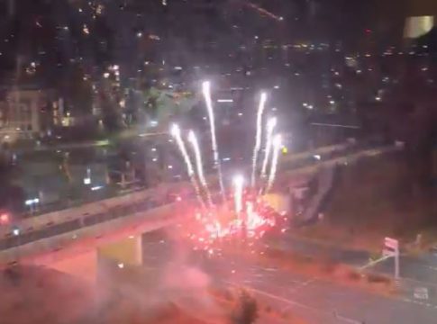 Επεισοδιακή νύχτα στο Ναϊμέγκεν: Οπαδοί της NEC ξύπνησαν με βεγγαλικά την αποστολή του Ολυμπιακού (Vid)