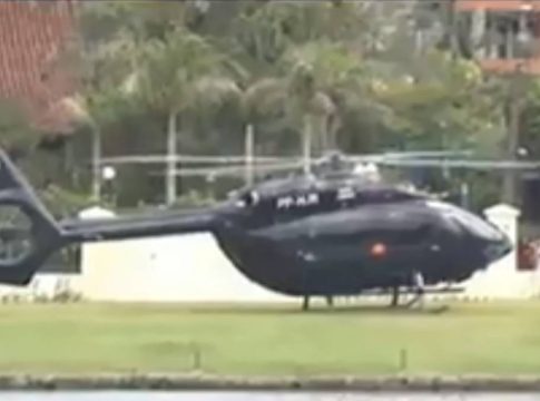 Απίστευτο σκηνικό στις Σπέτσες – Ελικόπτερο προσγειώνεται σε παραλία στη Ζωγεριά (vid)