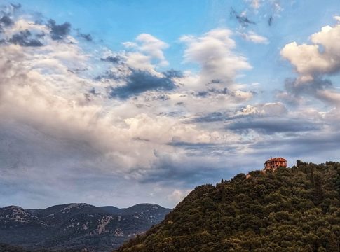 Καιρός: Βοριάδες έως 8 μποφόρ και 39άρια – Βροχές και πιθανόν καταιγίδες στα ορεινά Ηπείρου και Μακεδονίας