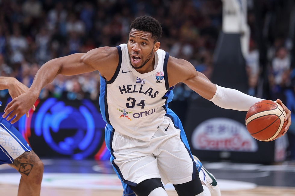 Στους 20 καλύτερους παίκτες της ιστορίας του ΝΒΑ ο Αντετοκούνμπο, σύμφωνα με το Hoopshype