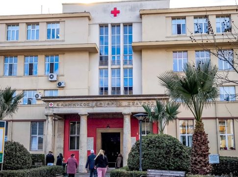 Ερυθρός Σταυρός: Ασθενής ξυλοκόπησε νοσηλεύτρια, χτύπησε το κεφάλι της σε πόρτα – Η καταγγελία της ΠΟΕΔΗΝ