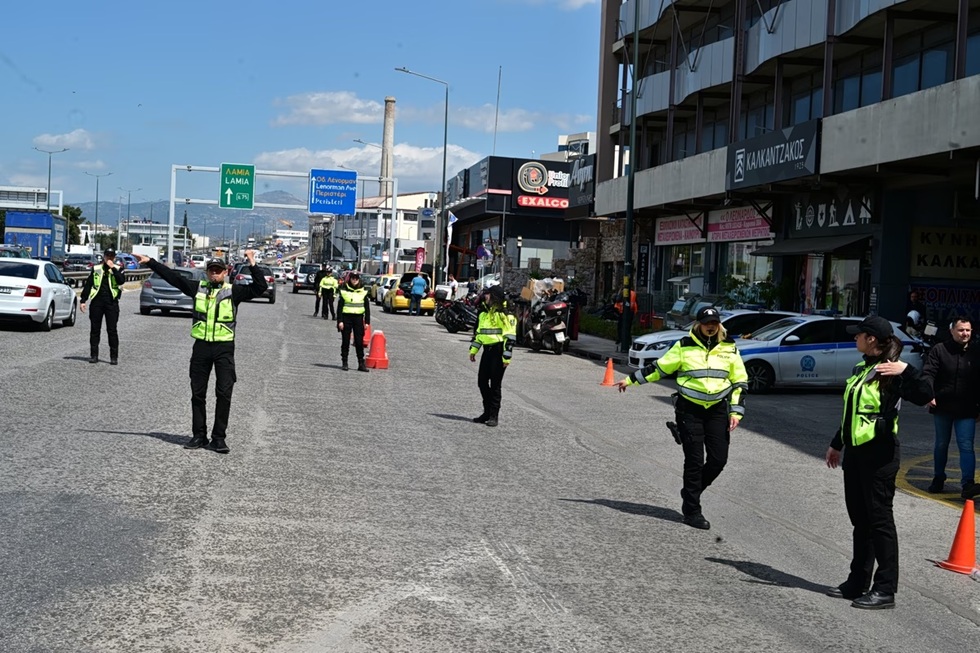 Πότε κινδυνεύει με πρόστιμο ο συνοδηγός; Τι προβλέπει ο νέος ΚΟΚ