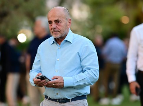 Ακατανόητα σχέδια Αυγούστου στην πόρτα της Επιτροπής Δεοντολογίας