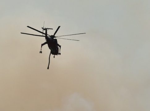 Tα συντρίμμια του ενός ελικοπτέρου στην Ψάθα – Δείτε βίντεο