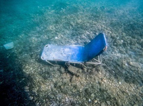 Εικόνες που σοκάρουν από την παραλία Ημερολιά στην Κέρκυρα – Γέμισε με ξαπλώστρες ο… βυθός (pics)