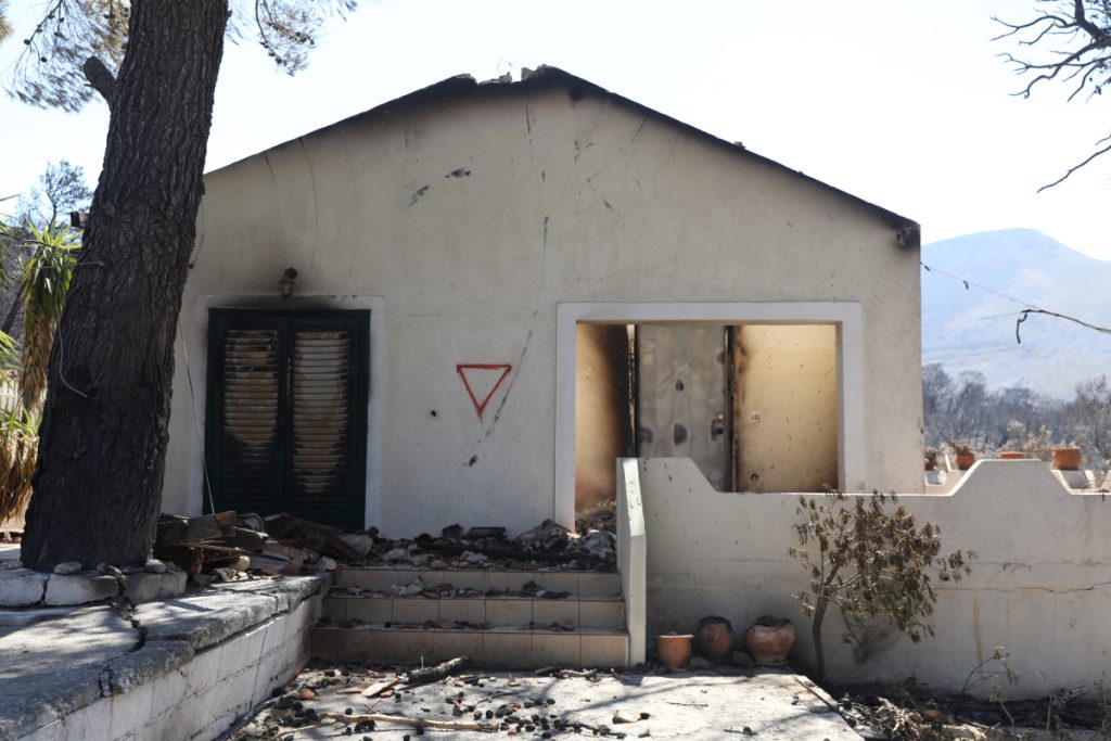 Ο θλιβερός απολογισμός της φωτιάς: 118 σπίτια και επιχειρήσεις έχουν κριθεί «κόκκινα» ως τώρα