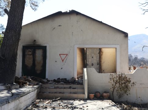 Ο θλιβερός απολογισμός της φωτιάς: 118 σπίτια και επιχειρήσεις έχουν κριθεί «κόκκινα» ως τώρα