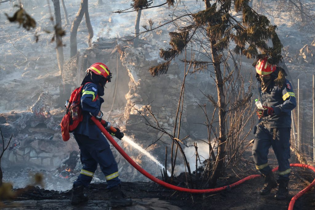 Σαλαμίνα: Εκατοντάδες άτομα απεγκλωβίστηκαν από παραλίες με πλωτά μέσα – Η ανάρτηση του Βασίλη Κικίλια