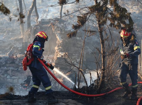 Σαλαμίνα: Εκατοντάδες άτομα απεγκλωβίστηκαν από παραλίες με πλωτά μέσα – Η ανάρτηση του Βασίλη Κικίλια