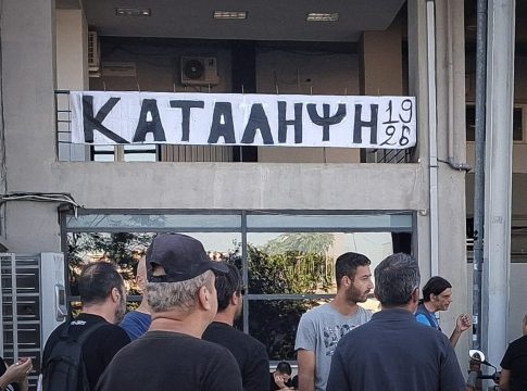 Συνεχίζονται οι διαμαρτυρίες οπαδών του ΠΑΟΚ έξω από την Τούμπα για τη μεταγραφή του Κωνσταντέλια