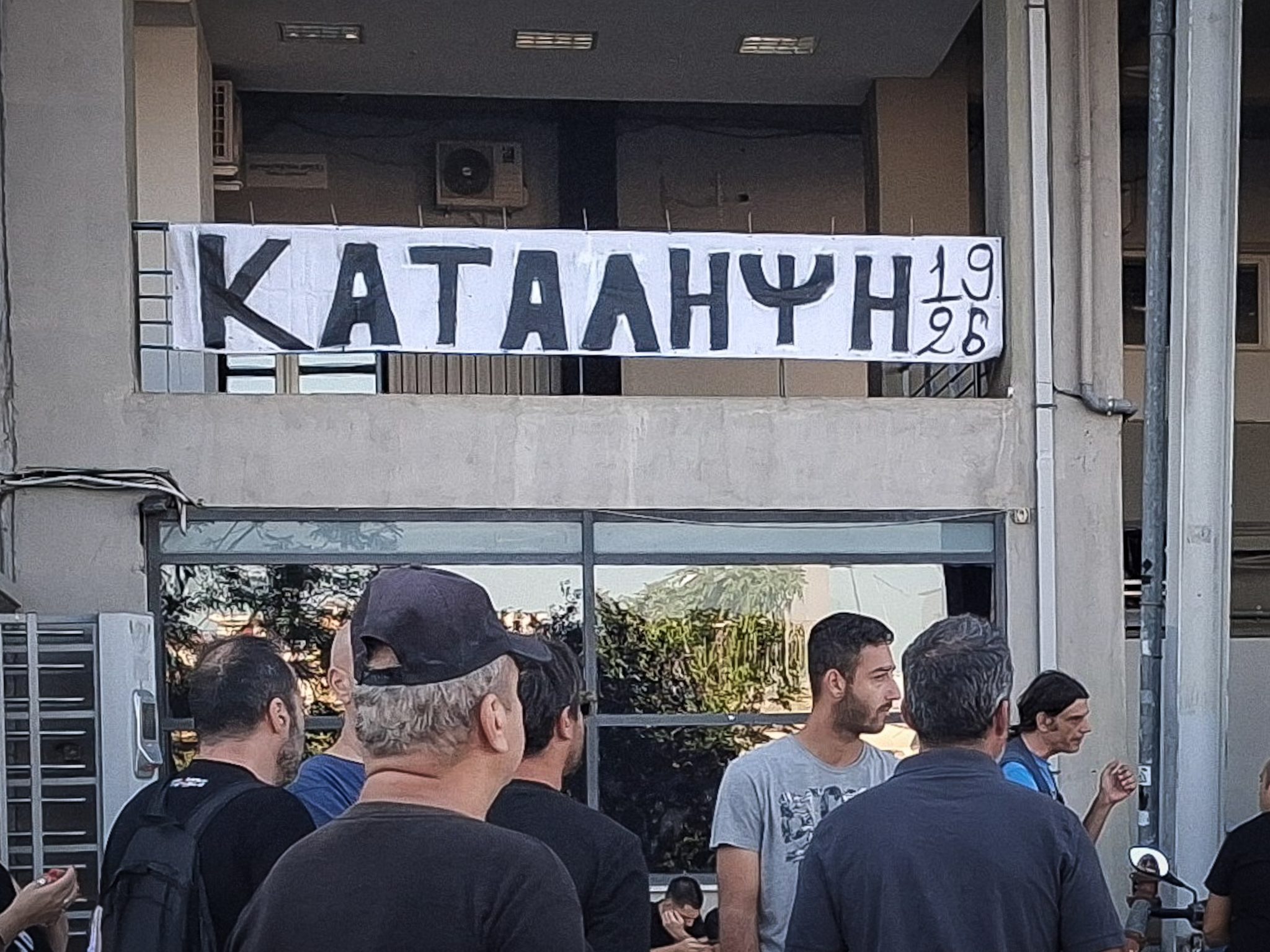 Συνεχίζονται οι διαμαρτυρίες οπαδών του ΠΑΟΚ έξω από την Τούμπα για τη μεταγραφή του Κωνσταντέλια