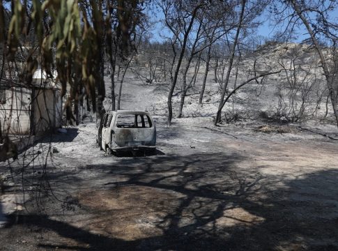 Σαλαμίνα: Ξεκινούν οι αυτοψίες για τα καμένα, προσαγωγή ύποπτης για εμπρησμό