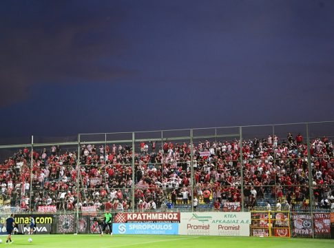Εντυπωσιακή ατμόσφαιρα από τον κόσμο του Ολυμπιακού στην Τρίπολη (pics)