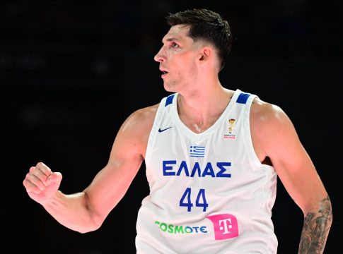 Απίθανος Μήτογλου: Οδηγεί την Εθνική στο πρώτο ημίχρονο με 19 πόντους και 5/5 τρίποντα (vids)