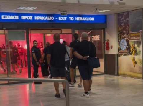 Χαμός στο αεροδρόμιο του Ηρακλείου για την άφιξη του ΟΦΗ (vid)