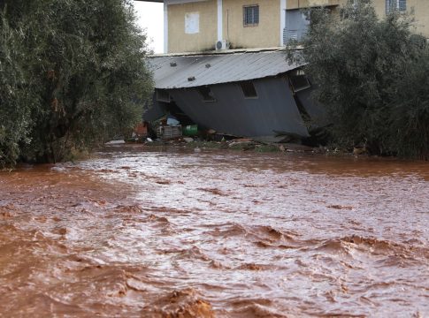 Εκατοντάδες νεκροί μετά την πλημμύρα στο Νεπάλ – Πάνω απο 1000 αγνοούμενοι (pics, vids)