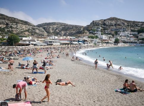 «Τουρισμός για όλους»: Στις 21 Αυγούστου λήγει η προθεσμία για το πρόγραμμα – Τα εισοδηματικά όρια