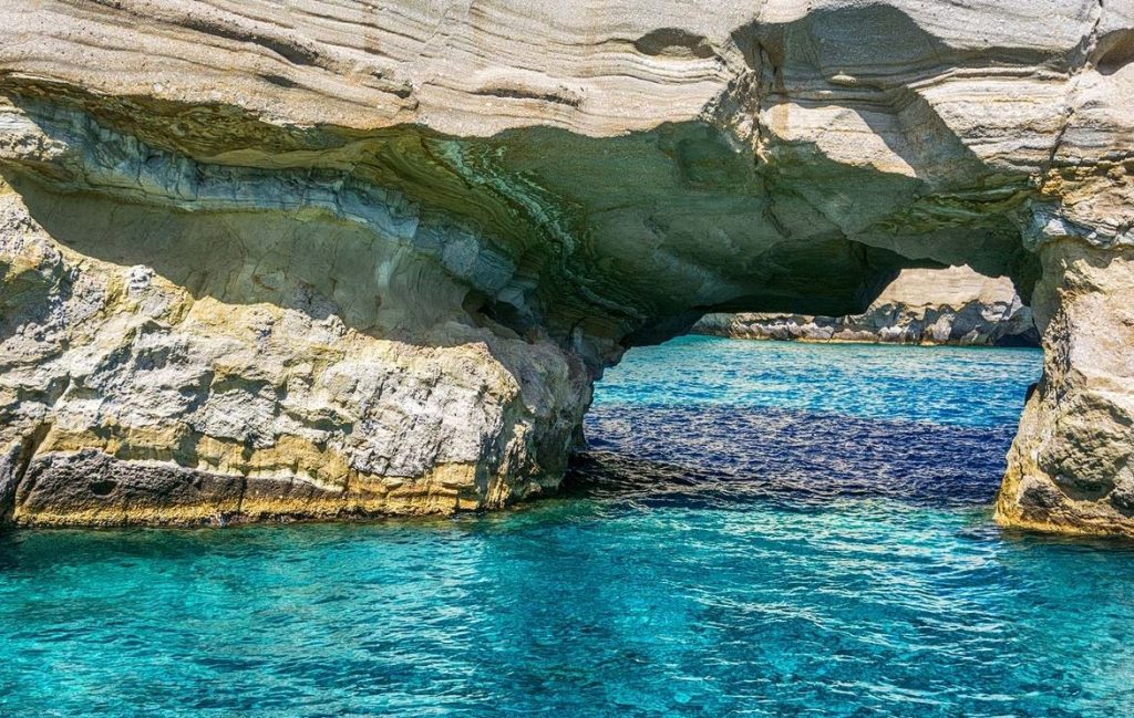 Μήλος: 34χρονη Αυστραλή τραυματίστηκε μετά από αποκόλληση βράχων στο Κλέφτικο