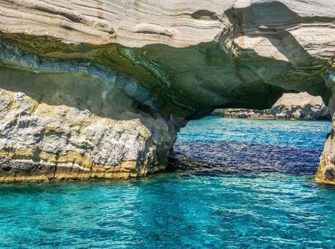 Μήλος: 34χρονη Αυστραλή τραυματίστηκε μετά από αποκόλληση βράχων στο Κλέφτικο