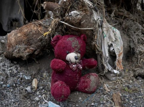Νεπάλ: Θάβουν τους νεκρούς τους μετά την καταστροφική πλημμύρα – Πάνω από 3.000 οι αγνοούμενοι
