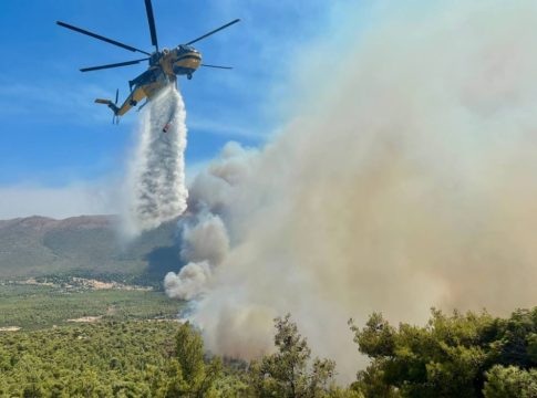 Ελικόπτερα συγκρούστηκαν και κατέπεσαν στην Ψάθα – Χωρίς τις αισθήσεις τους δύο μέλη πληρώματος – Ολες οι εξελίξεις