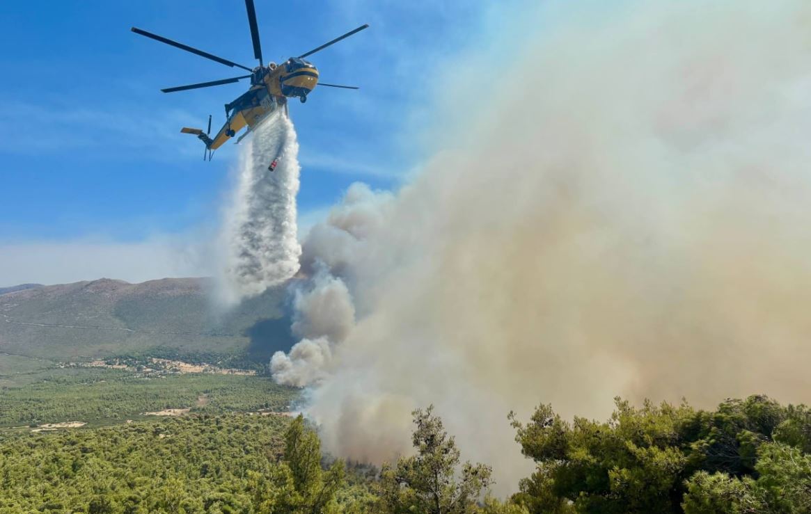 Ελικόπτερα συγκρούστηκαν και κατέπεσαν στην Ψάθα – Χωρίς τις αισθήσεις τους δύο μέλη πληρώματος – Ολες οι εξελίξεις