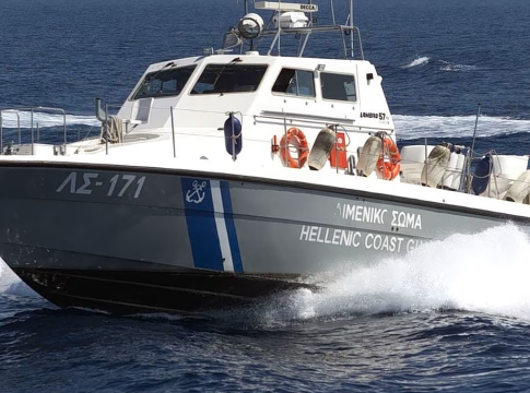 Χανιά: Φουσκωτή βάρκα με δύο εφήβους παρασύρθηκε στη θάλασσα