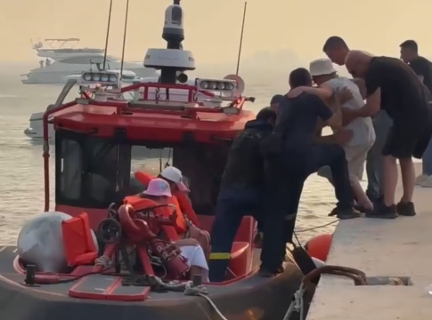 Φωτιά στη Χαλκιδική: Εκκενώσεις δια θαλάσσης στη Σίβηρη – Εχουν απομακρυνθεί πάνω από 347 κάτοικοι και παραθεριστές με σκάφη