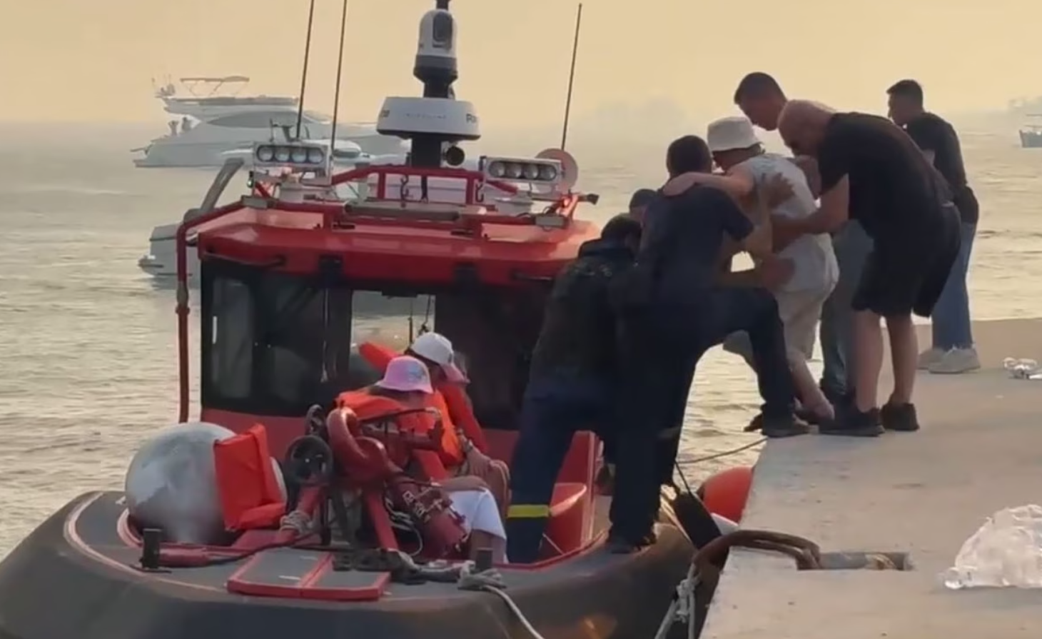 Φωτιά στη Χαλκιδική: Εκκενώσεις δια θαλάσσης στη Σίβηρη – Εχουν απομακρυνθεί πάνω από 347 κάτοικοι και παραθεριστές με σκάφη