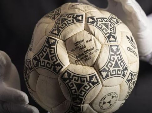 Πωλήθηκε η μπάλα με την οποία έγραψε ιστορία ο Μαραντόνα στο Μουντιάλ του 1986 κόντρα στην Αγγλία (vid)