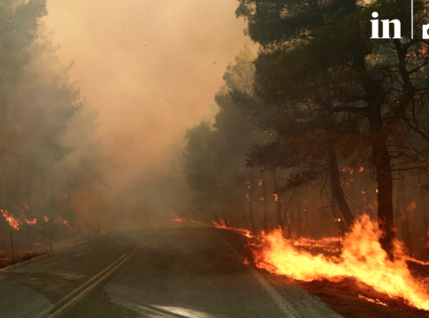 Συγκλονιστικές εικόνες και βίντεο από το πύρινο μέτωπο από Βίλια προς Πόρτο Γερμενό